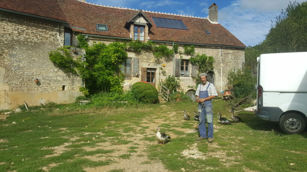 Agriculteur biologique et ses animaux de basse cours dans la Nièvre en France.