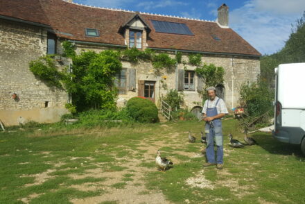 Agriculteur biologique et ses animaux de basse cours dans la Nièvre en France.