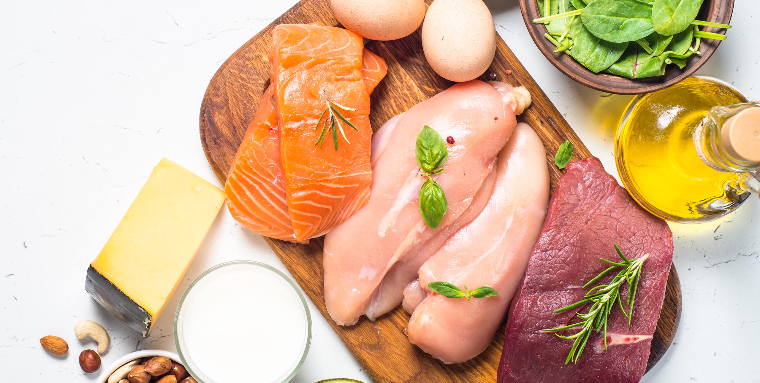 aliments naturellement riches en vitamine B12 : viandes, saumon, oeufs, fromage