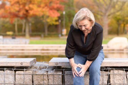 femme âgée se tenant le genou en raison de douleurs liées à l'arthrose