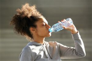Dans le cas général, la soif est un signal fiable pour déterminer la quantité d'eau dont l'organisme a besoin