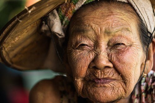 visage de femme asiatique très âgée