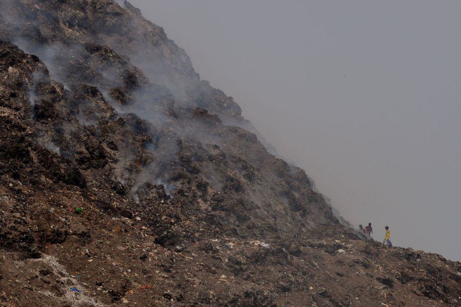 montagne de déchets à New Delhi, en Inde