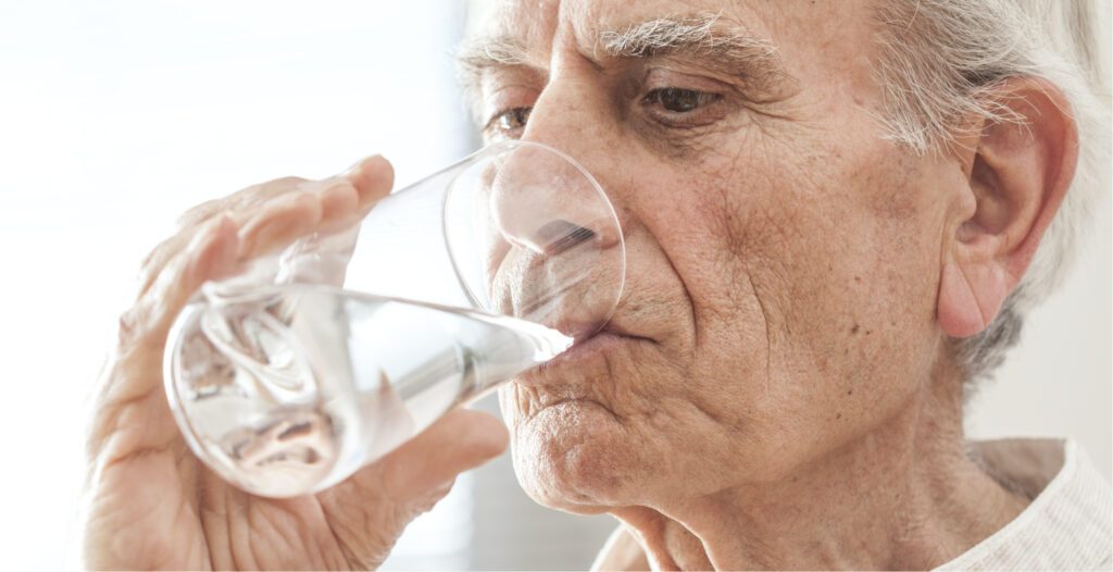 Les personnes âgées sont particulièrement sujettes au risque de déshydratation