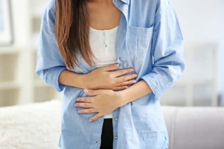vue rapprochée sur le ventre d'une femme souffrant de douleurs liées à l'endométriose