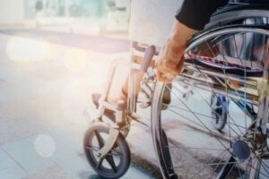 vue rapprochée des roeus d'un fauteuil roulant d'une personne victime de sclérose en plaques