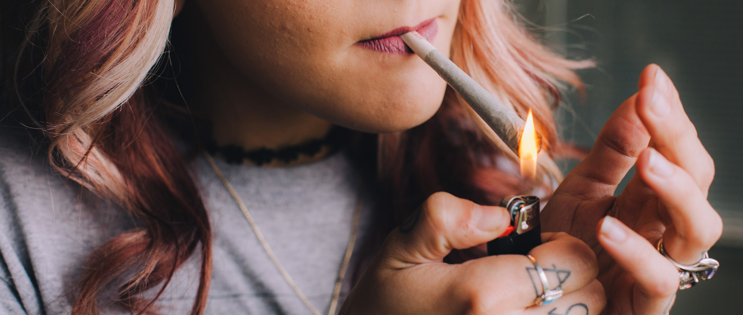 jeune fille qui fume du cannabis