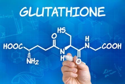 La glycine serait le facteur limitant dans la synthèse du glutathion (et non la cystéine)