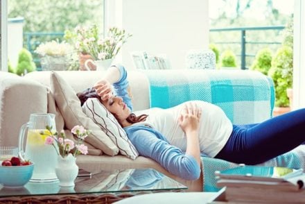 femme enceinte allongée sur le dos en fin de grossesse