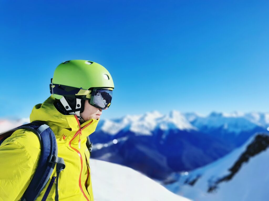 Un skieur dans un environnement de haute montagne.