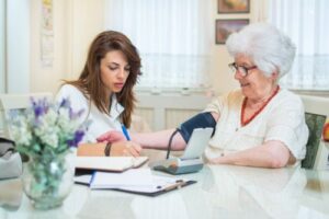infirmière mesurant la pression artérielle d'une femme âgée