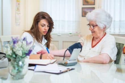 infirmière mesurant la pression artérielle d'une femme âgée