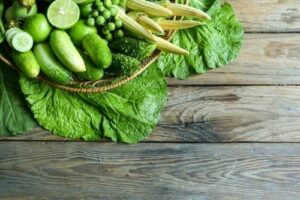 mélange de légumes verts crus riches en vitamine B9
