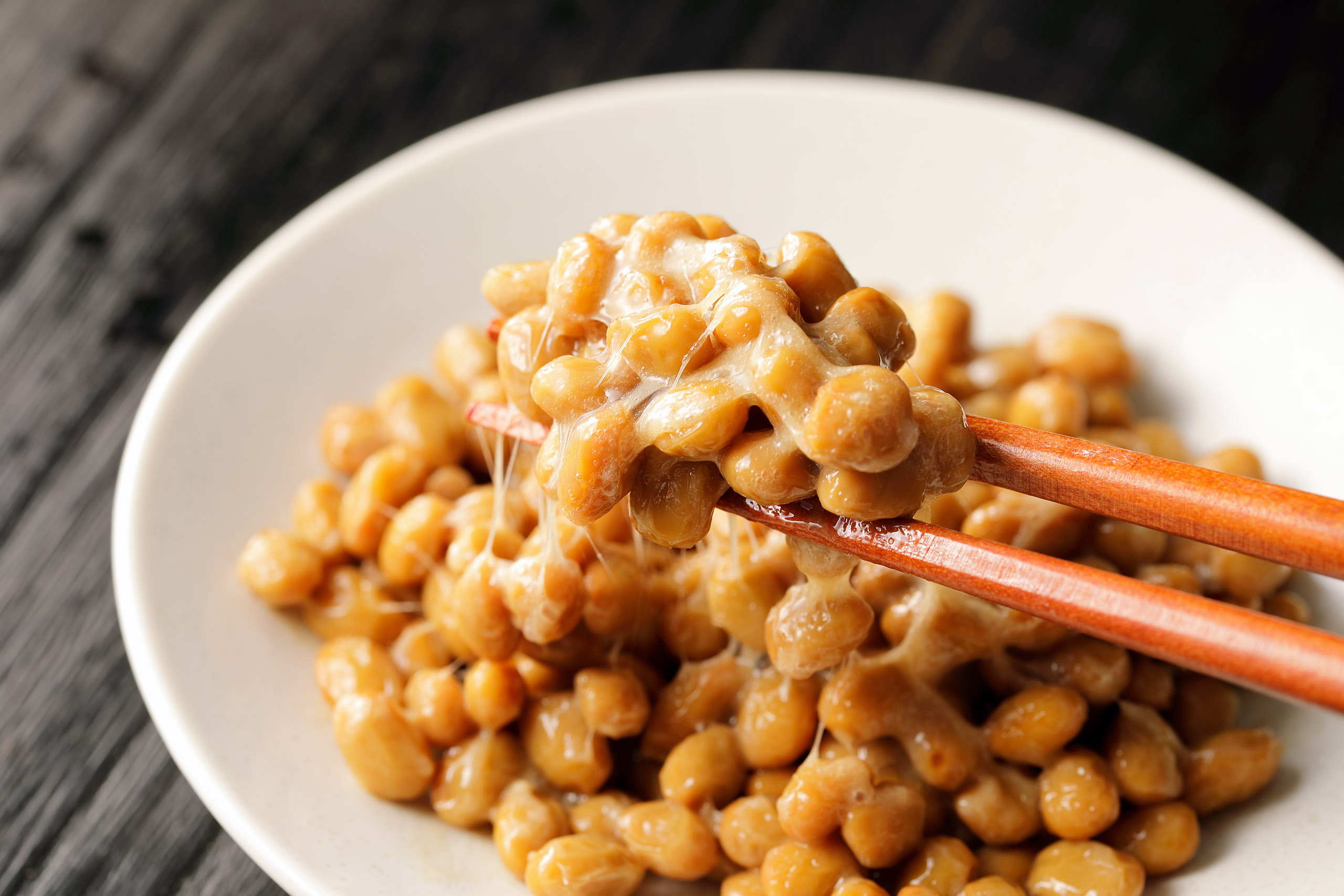 Le natto est une préparation traditionnelle japonaise à base de soja fermenté, qui contient naturellement de la vitamine K2 MK-7