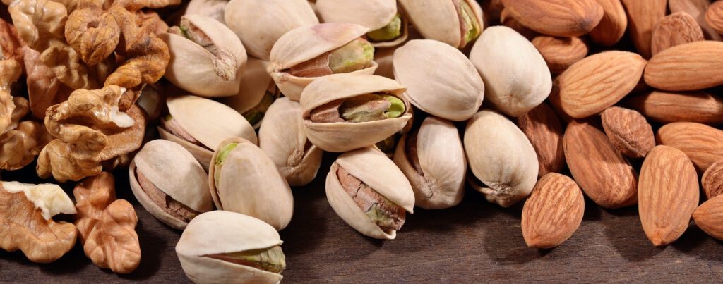 Les noix de Grenoble, les pistaches et les amandes sont particulièrement intéressantes