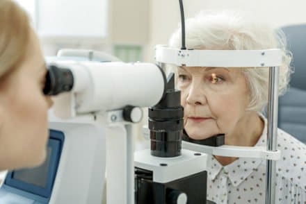 femme âgée chez l'ophtalmologue