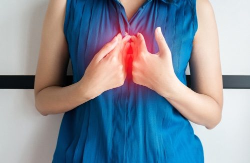 Femme ayant des douleurs liées au reflux gastrique
