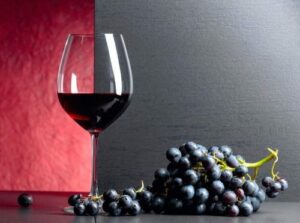 verre de vin et grappe de raisin riches en resvératrol