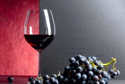 verre de vin et grappe de raisin riches en resvératrol