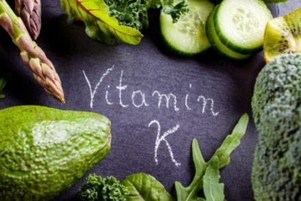 mélange de légumes verts riches en vitamine K1