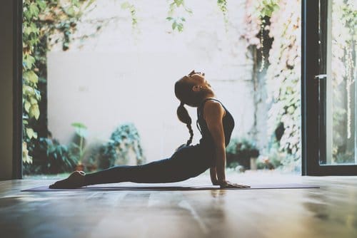 femme pratiquant du yoga